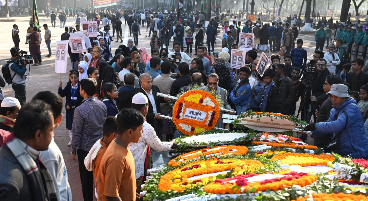 মিরপুর বুদ্ধিজীবী কবরস্থানে সর্বস্তরের মানুষের শ্রদ্ধা
