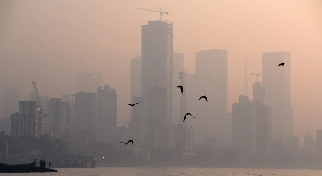 মুম্বাইয়ে কঠোর বিধিনিষেধ জারি, নেপথ্যে কী?