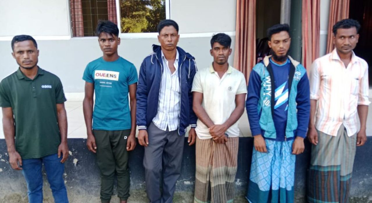 যাত্রীবাহী বাস থেকে ৬ মিয়ানমার নাগরিক আটক