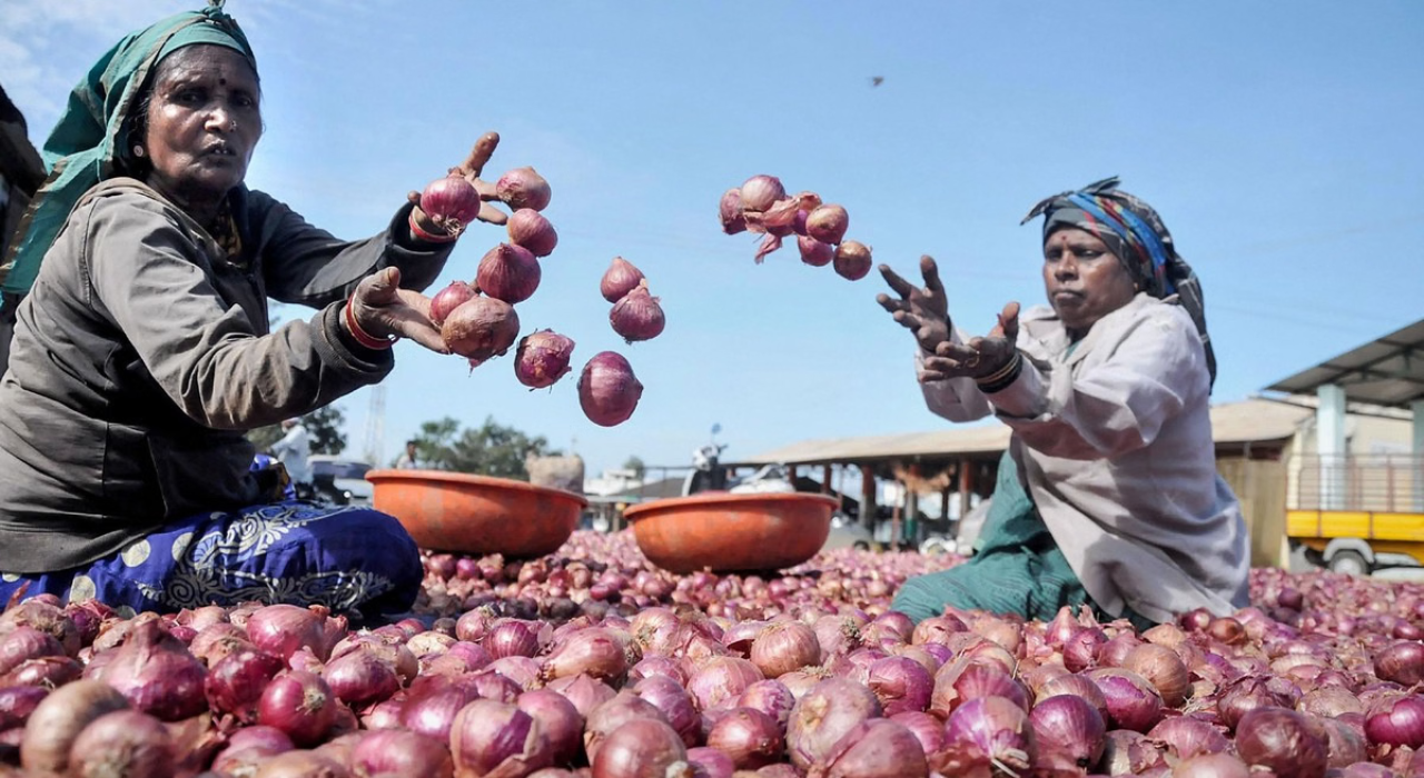 বাংলাদেশের কারণে ভারতের পেঁয়াজ বাজারে ধাক্কা