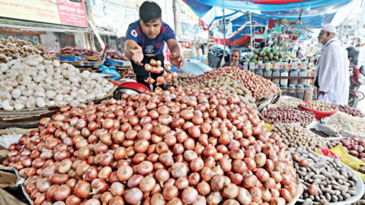 উপদেষ্টার হুঁশিয়ারির পরও কমছে না পেঁয়াজের দাম