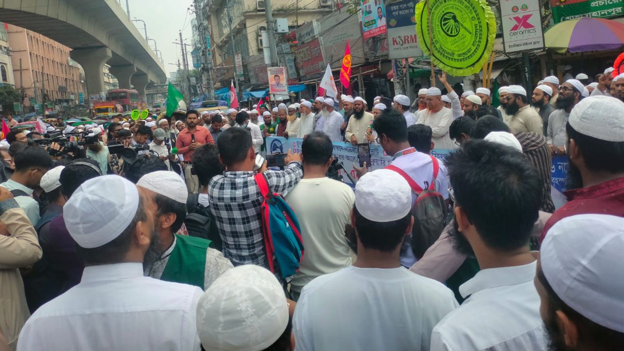 গণভোটের দাবিতে উত্তাল পল্টন