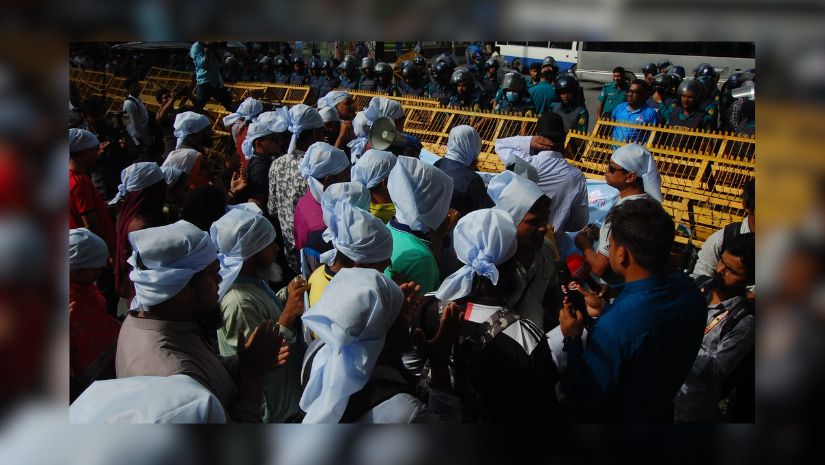 কাফন পরে যমুনা অভিমুখে পদযাত্রা, পুলিশের বাধা