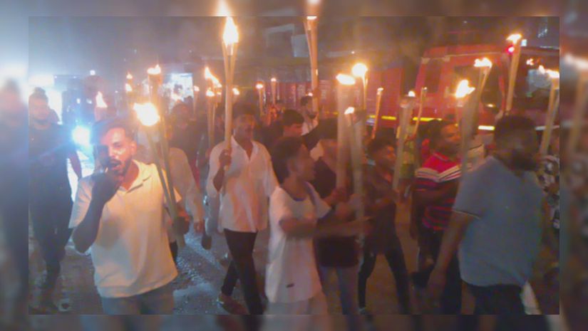 ট্রেনে পাথর নিক্ষেপ ও ভাঙচুরের মামলা প্রত্যাহারের দাবিতে মশাল মিছিল!