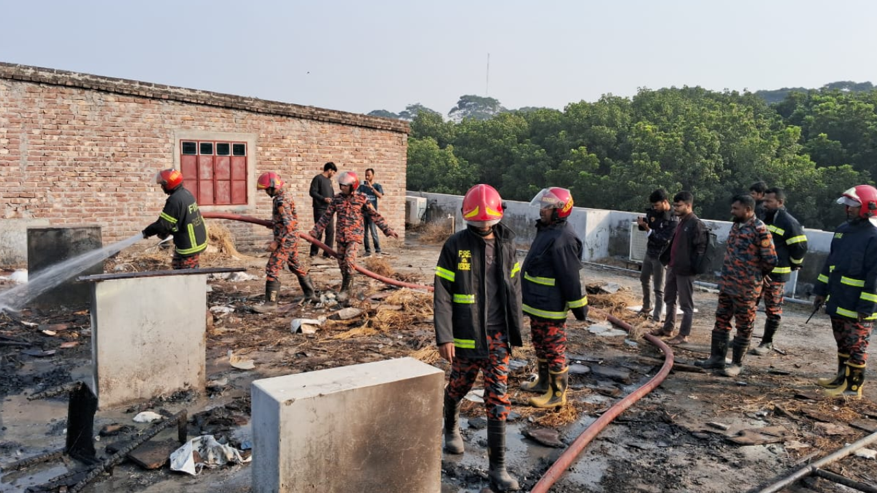 রাবির অ্যাকাডেমিক ভবনের ছাদে আগুন