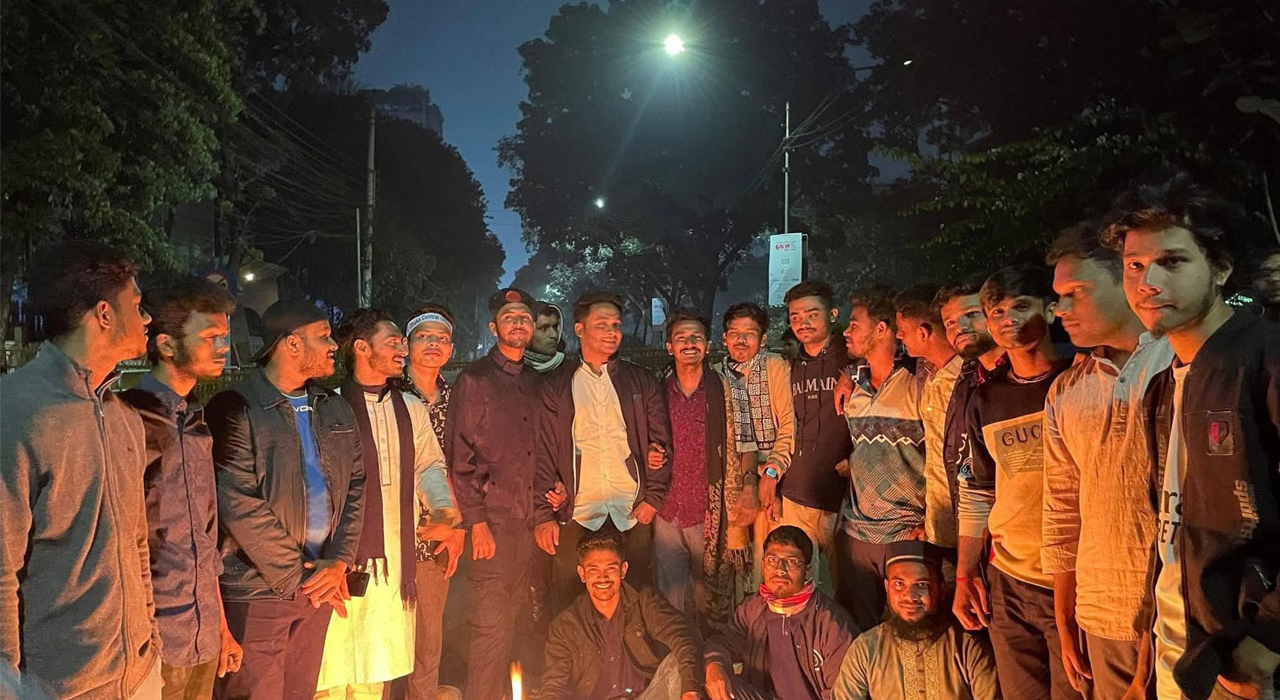 রাতভর শিক্ষা ভবনের সামনে ৭ কলেজ শিক্ষার্থীরা, আজও অবস্থান কর্মসূচি