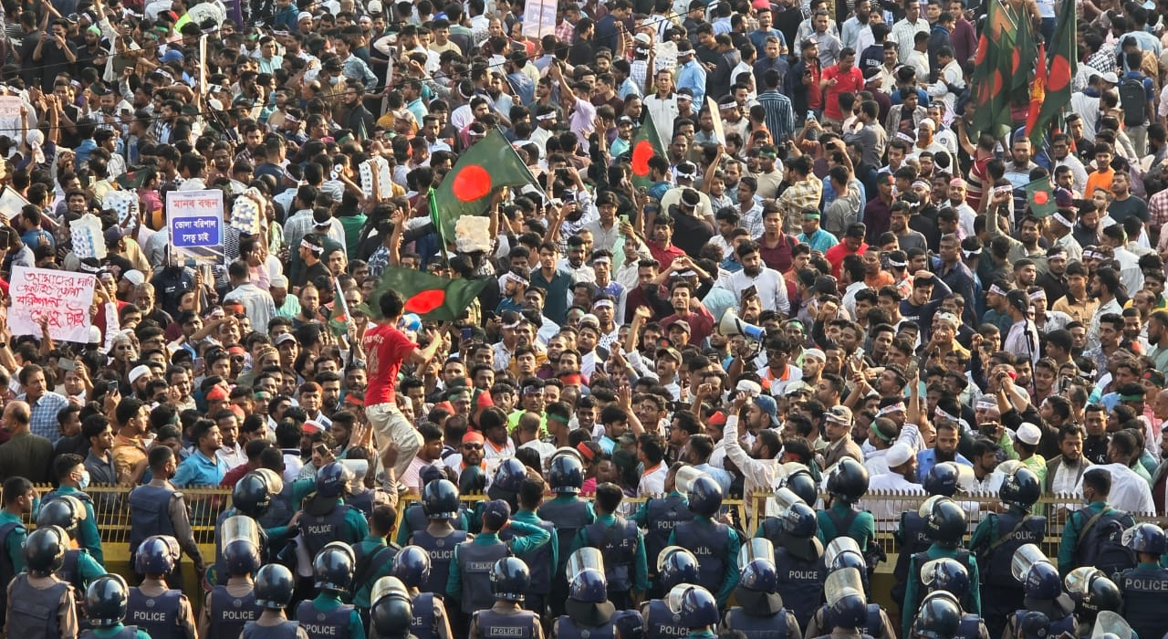 ভোলা-বরিশাল সেতুর দাবিতে শাহবাগ অবরোধ