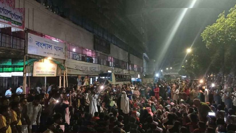 জবি শিক্ষার্থী হত্যায় বিচারের দাবিতে থানা ঘেরাও