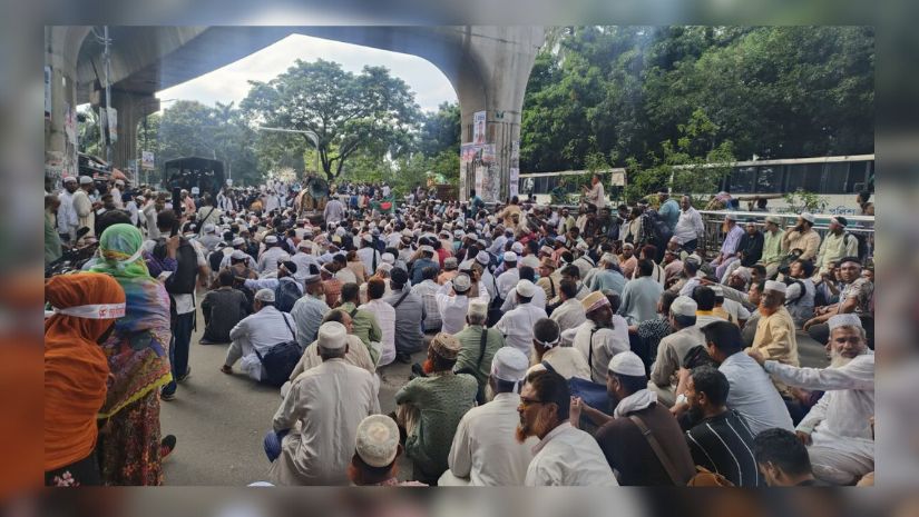 প্রেসক্লাবের সামনে রাস্তা অবরোধ করে ইবতেদায়ী শিক্ষকদের মোনাজাত