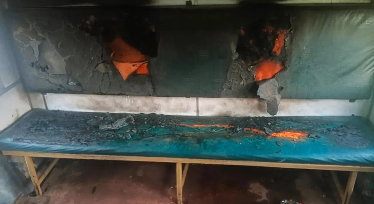 দাঁড়িয়ে থাকা ট্রেনে আগুন