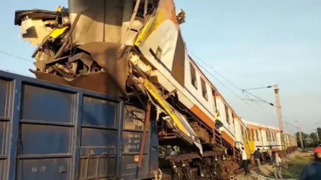 দুই ট্রেনের সংঘর্ষ, নিহত ১১